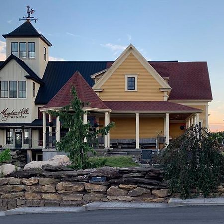 Отель Magnetic Hill Winery Монктон Экстерьер фото