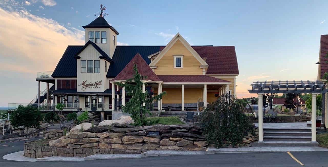 Отель Magnetic Hill Winery Монктон Экстерьер фото