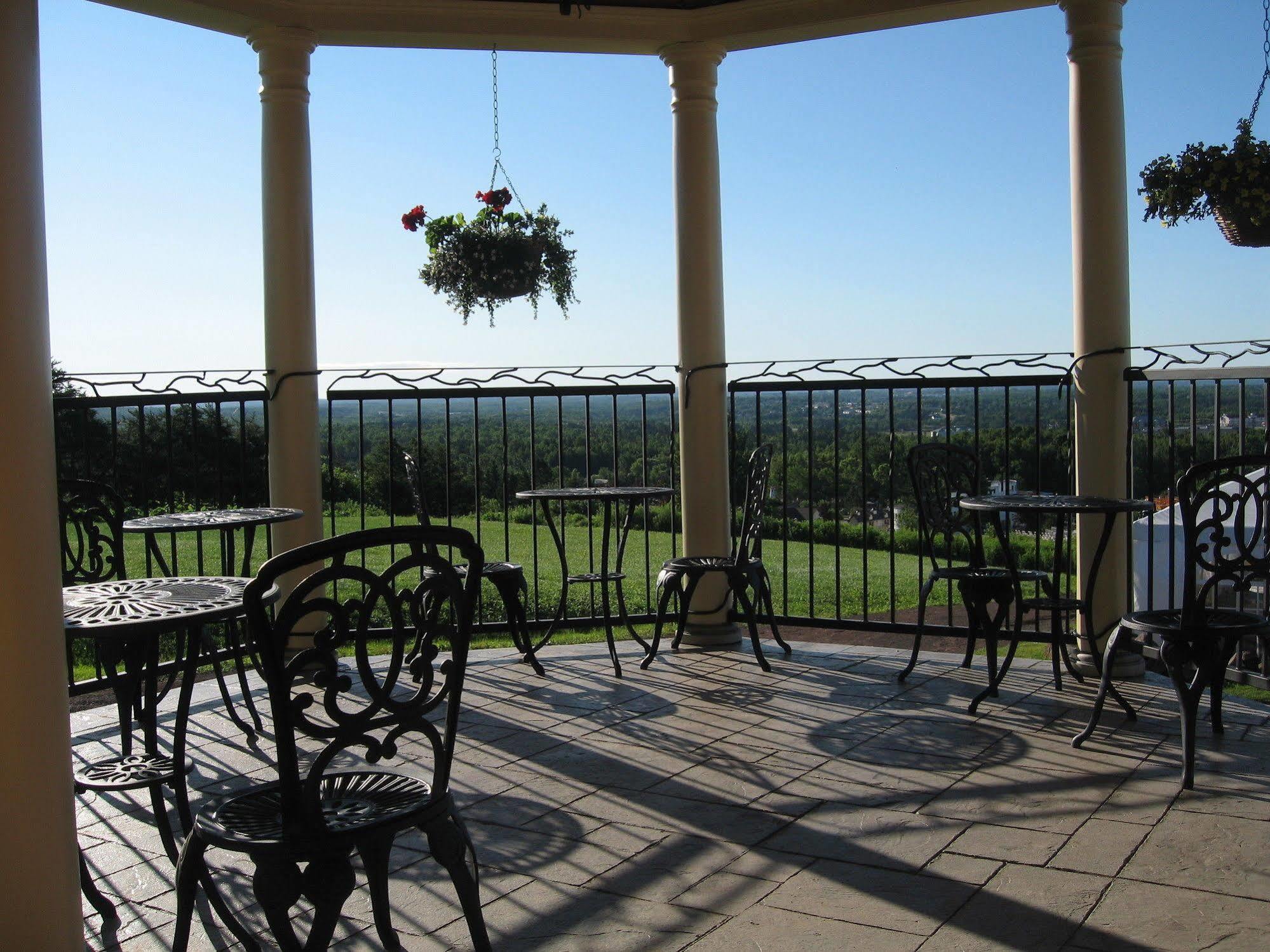 Отель Magnetic Hill Winery Монктон Экстерьер фото